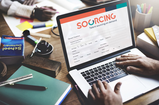 Soorcing es la solución de búsqueda y precalificación de tus futuros talentos; una solución digital, flexible, y a la medida de tus necesidades de reclutamiento:
	